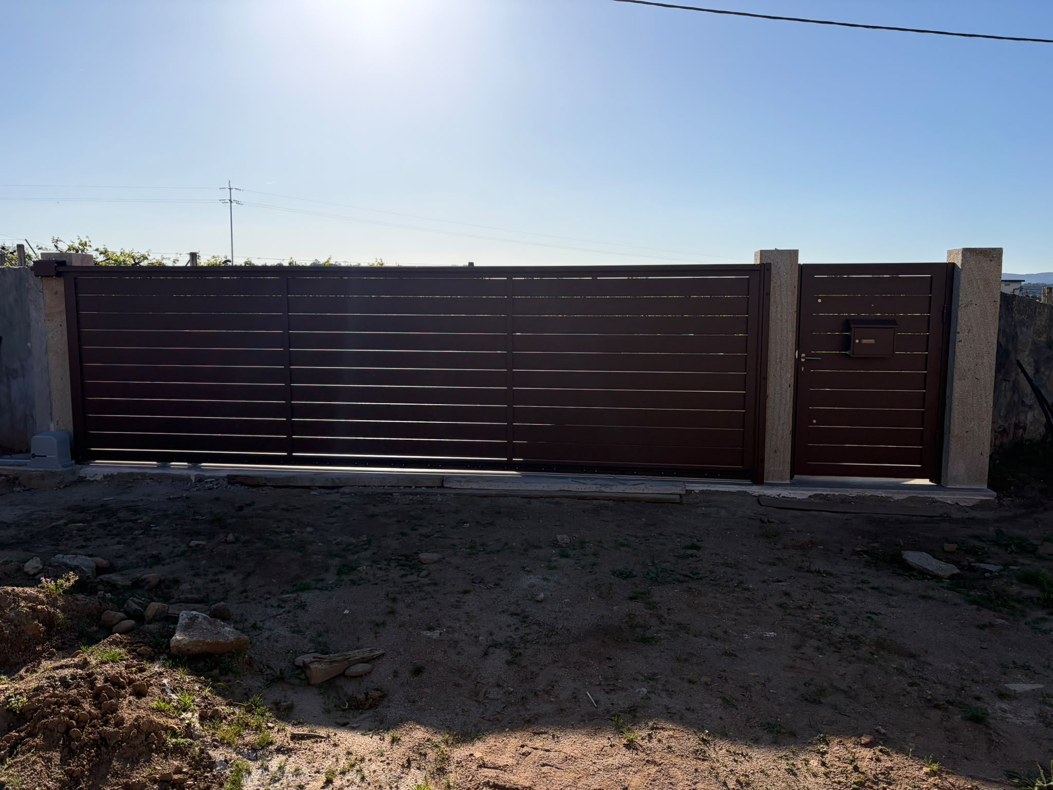 Portão de correr com ripas horizontais
